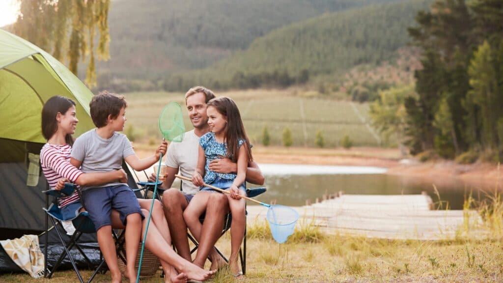 5 atividades em família para desfrutar com jogos da Bíblia 25 Heroes: Acampar em família