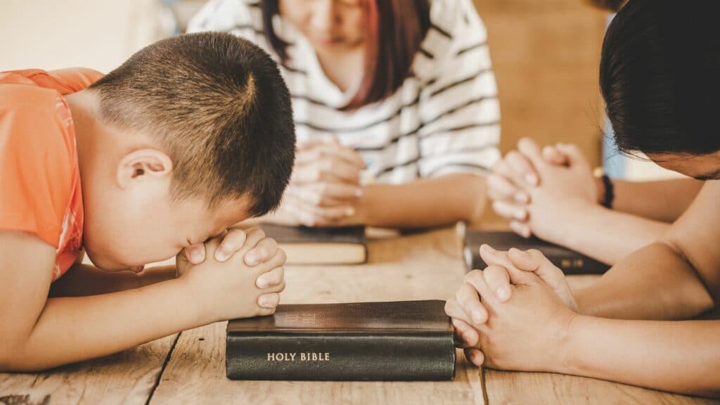 kids praying