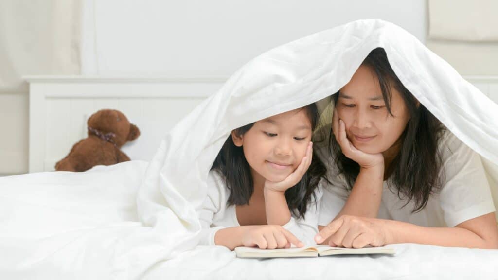 5 atividades em família para desfrutar com jogos da Bíblia 20 Heroes: Mãe histórias de narrativa com seu filho