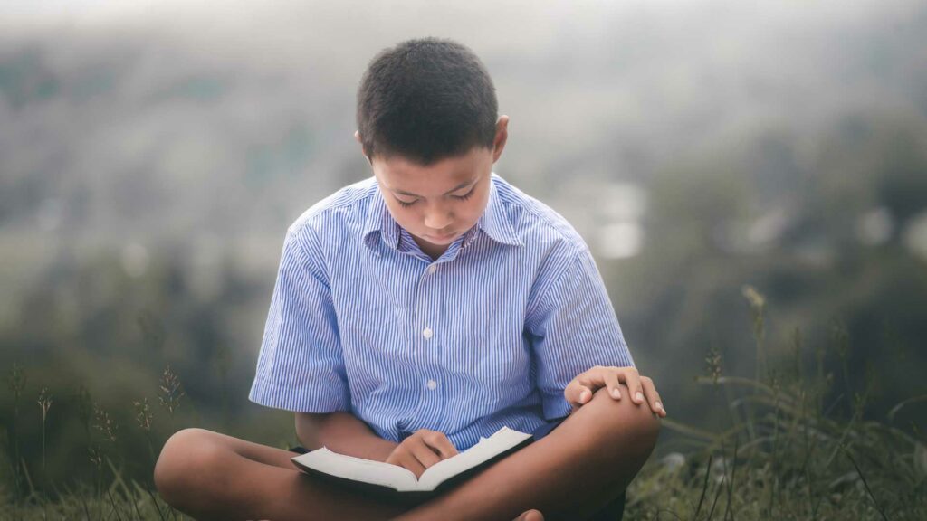 Unang Kampeon ng Bible Heroes World Tournament: Sino Siya? 8 Heroes: Batang nagbabasa ng Bibliya