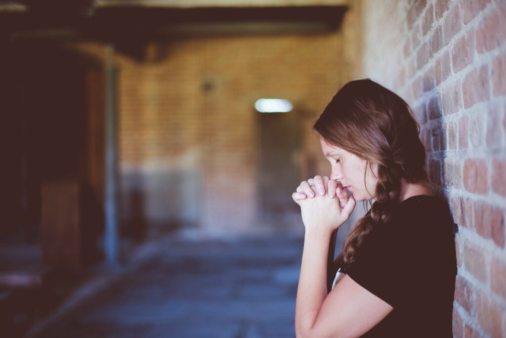 How to Pray Like Daniel: 5 Keys to Transforming Prayer Life 10 Heroes: Woman praying