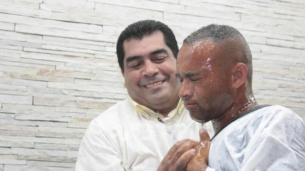 ¿Cómo fue ser discípulo y apóstol de Jesús? 51 Heroes: Hombre siendo bautizado