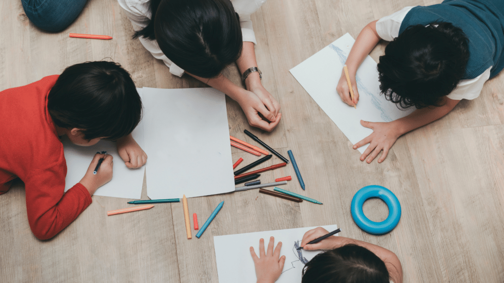 8 maneiras de ajudar seus filhos memorizar versos da Bíblia 27 Heroes: Crianças desenhando e colorindo