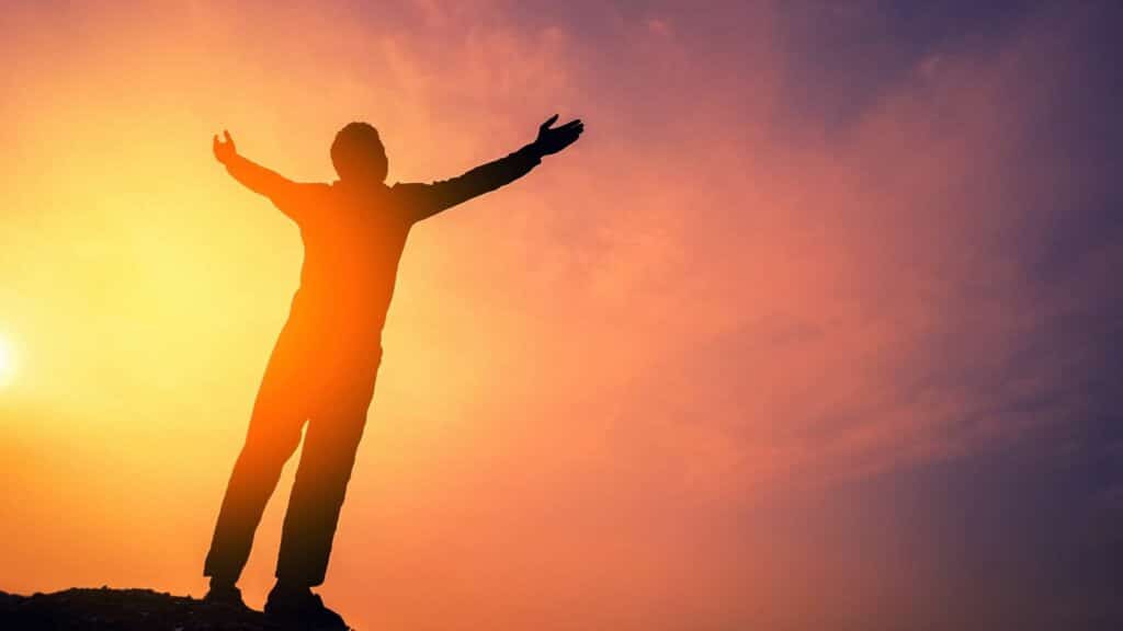 João em Patmos: Por que ele foi exilado? 26 Heroes: Homem louvando a Deus