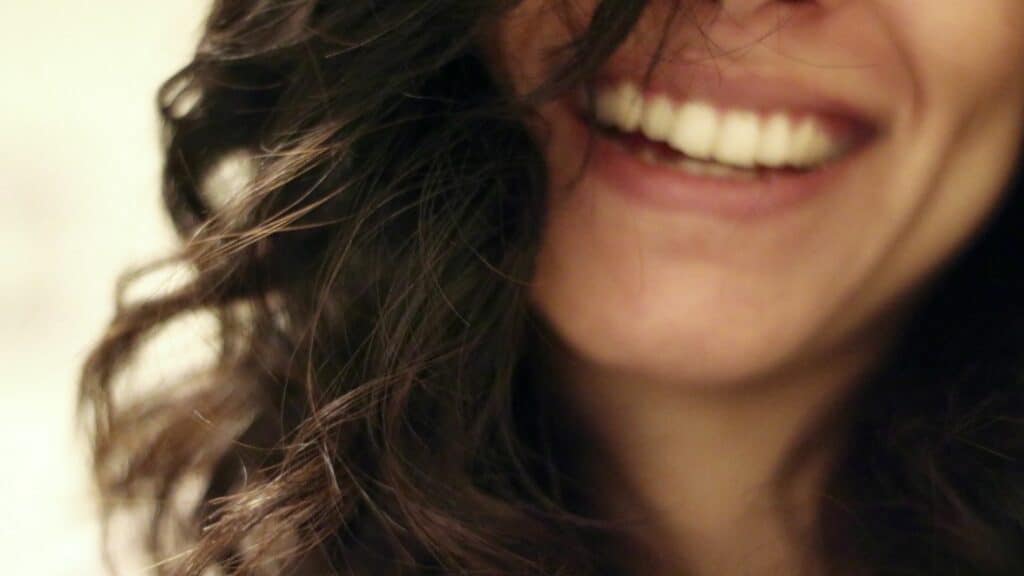 7 cualidades que hacen a Ester bella por dentro y por fuera 24 Heroes: Mujer sonriendo
