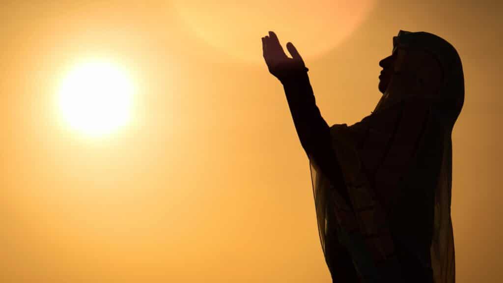 7 cualidades que hacen a Ester bella por dentro y por fuera 30 Heroes: Mujer alabando a Dios