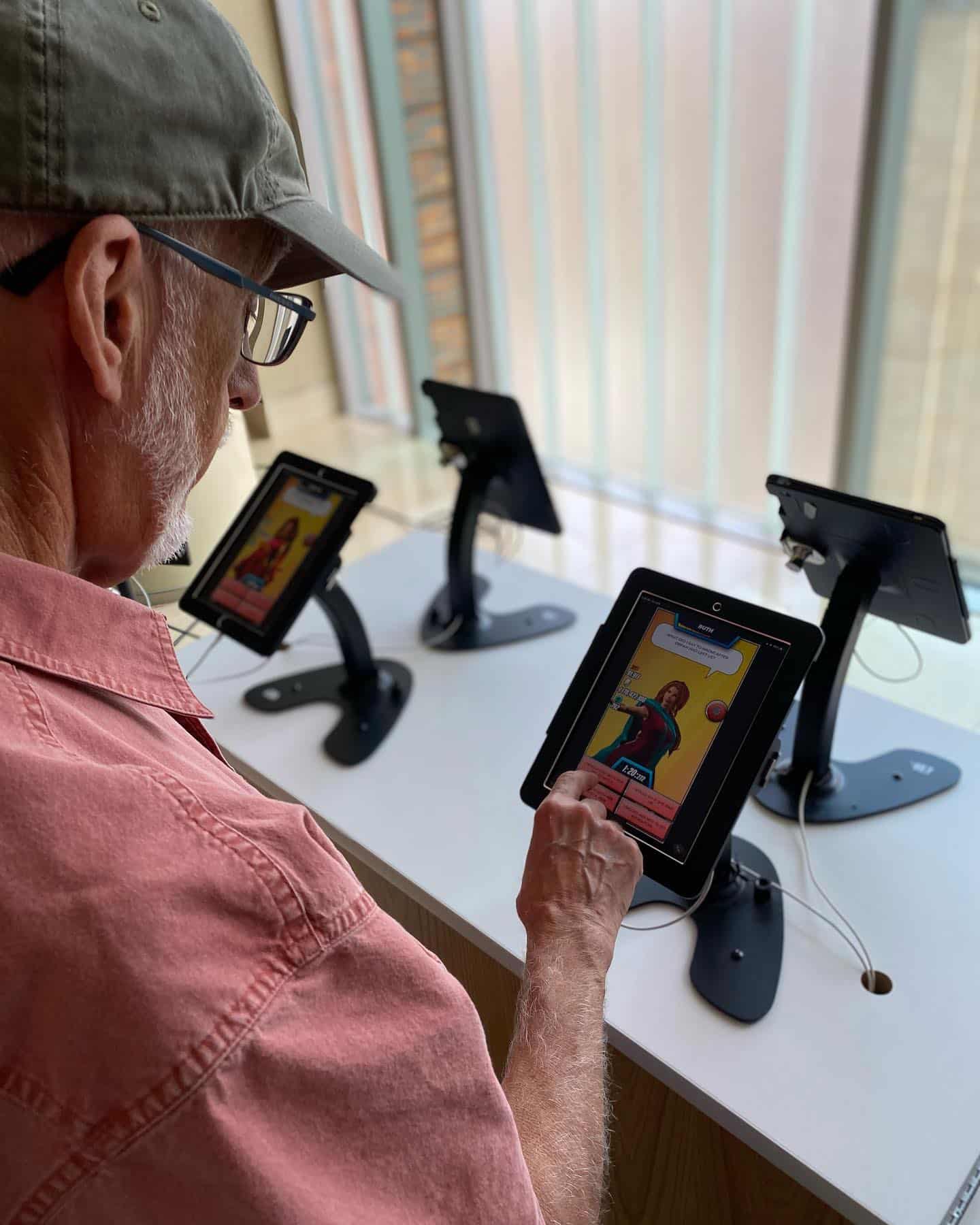 Museu da Bíblia: 7 exposições imperdíveis para todos 36 an old man playing bible trivia game
