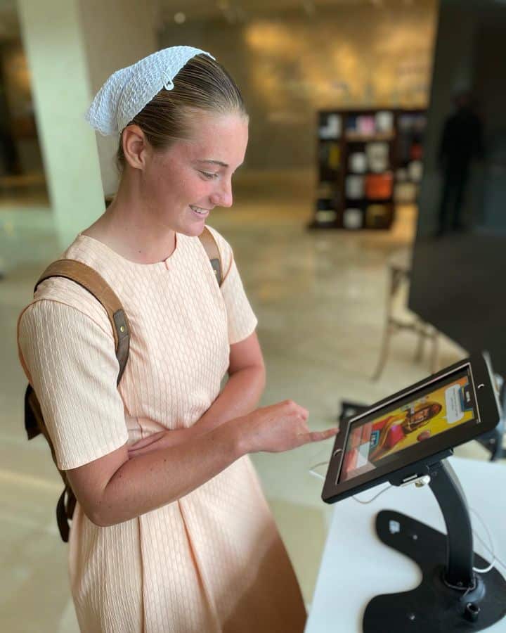 Museu da Bíblia: 7 exposições imperdíveis para todos 33 a lady playing heroes bible trivia game
