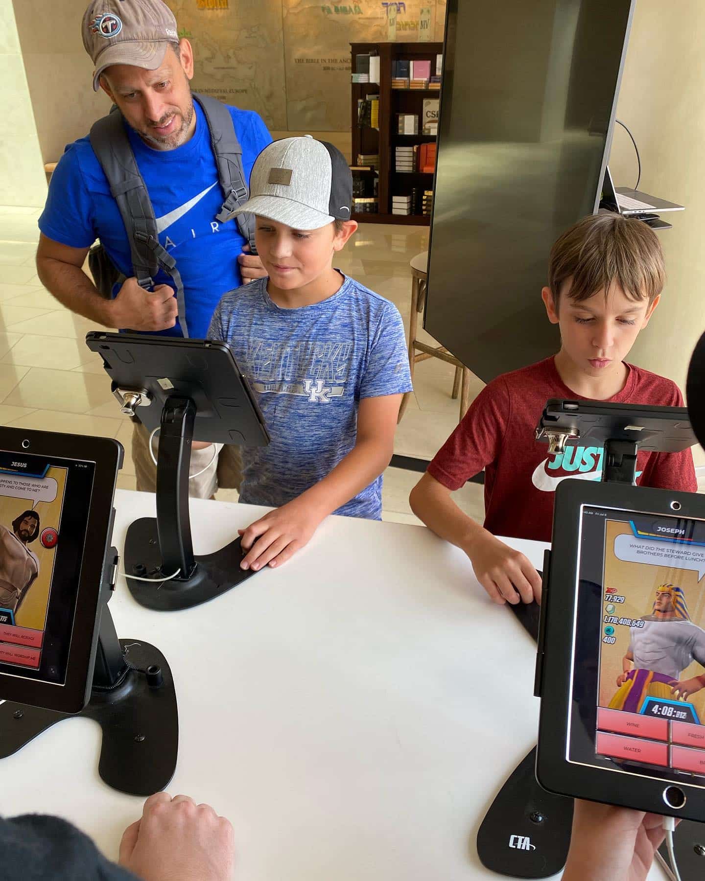 Museu da Bíblia: 7 exposições imperdíveis para todos 38 children playing Heroes Bible Trivia Game