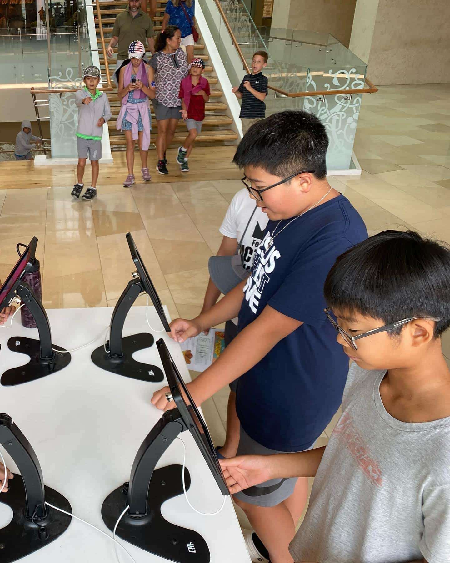 Museu da Bíblia: 7 exposições imperdíveis para todos 39 children playing Heroes Bible Trivia Game