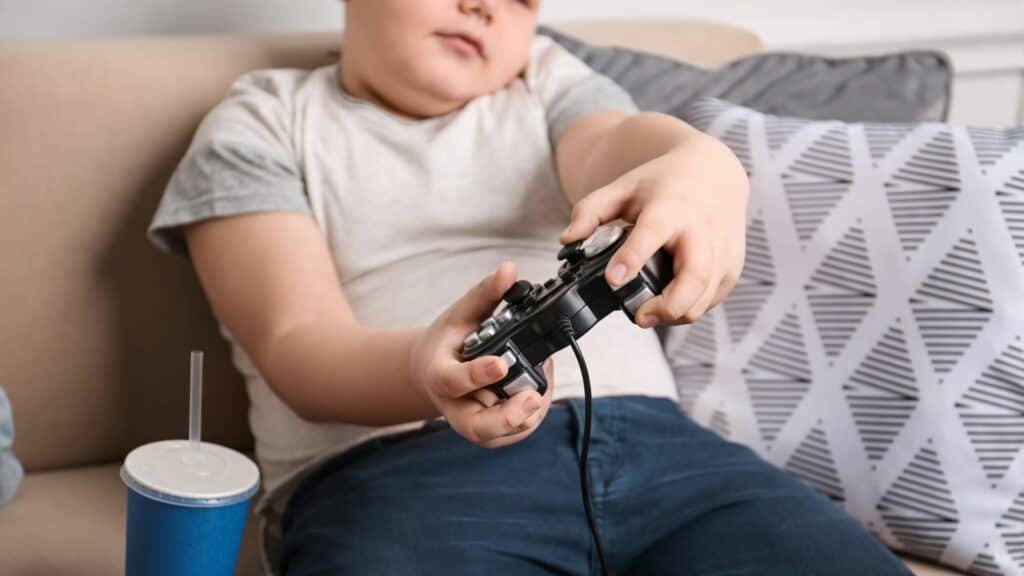 Quanto tempo de tela é demais para seus filhos? Curadoria 43 Heroes: Menino jogando em seu console de jogos