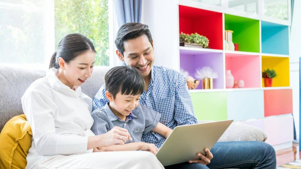 Quanto tempo de tela é demais para seus filhos? Curadoria 57 Heroes: Pais navegando no laptop com seus filhos
