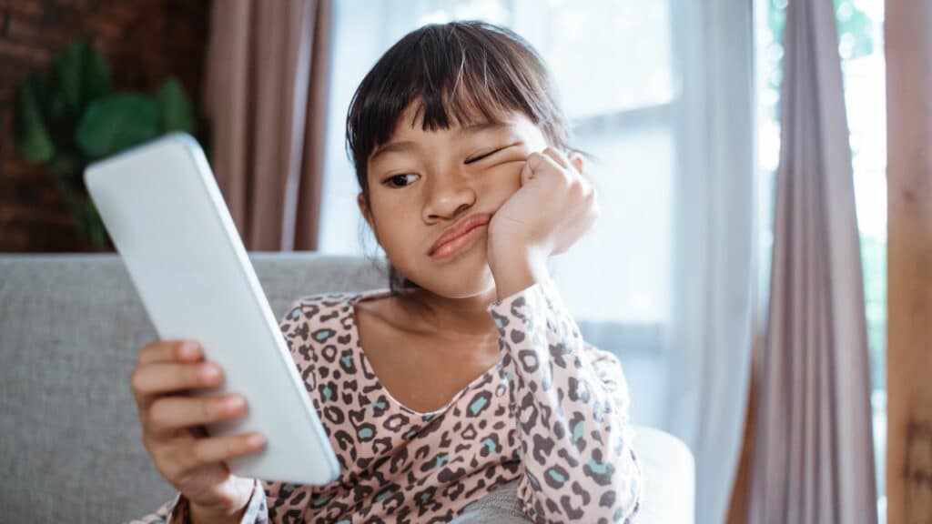 Quanto tempo de tela é demais para seus filhos? Curadoria 48 Heroes: Jovem se sentindo cansada jogando jogos de tablet