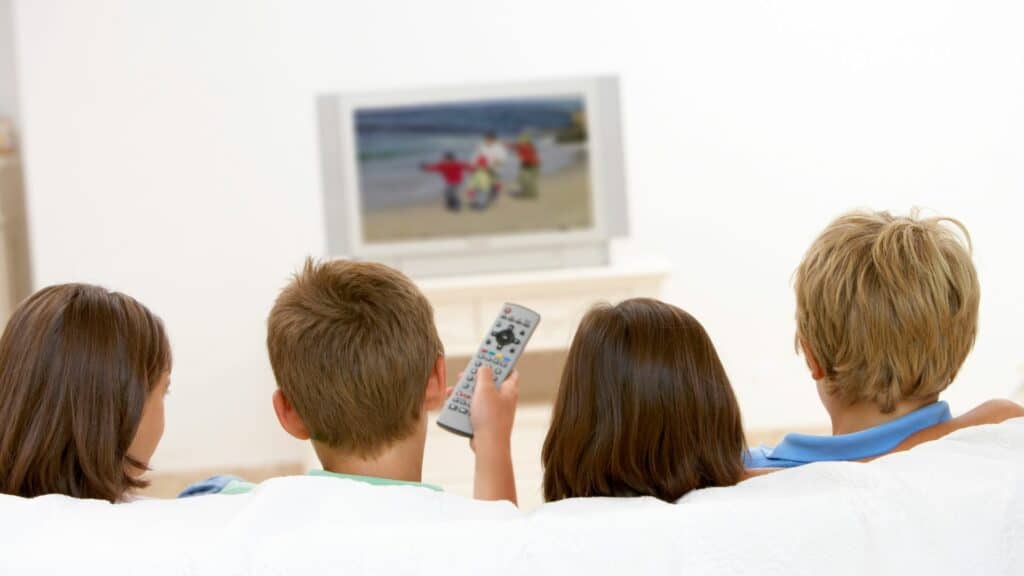 Quanto tempo de tela é demais para seus filhos? Curadoria 35 Heroes: Crianças assistindo televisão