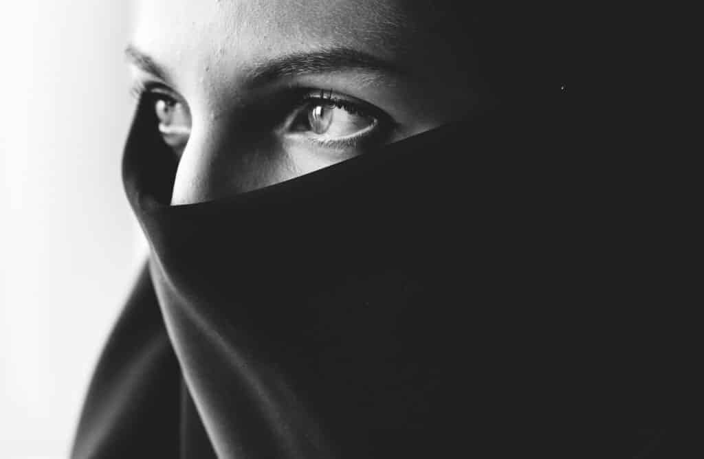 6 viúvas da Bíblia e lições para aprender com suas histórias 28 Heroes: Mulher usando véu