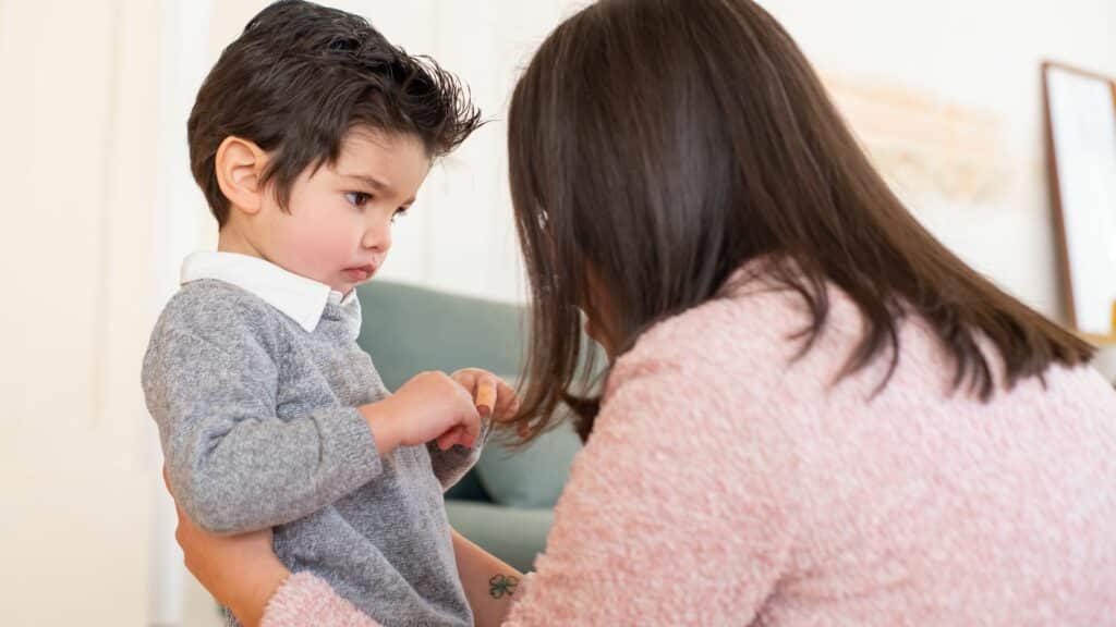 Quanto tempo de tela é demais para seus filhos? Curadoria 47 Heroes: Mãe conversando com seu filho