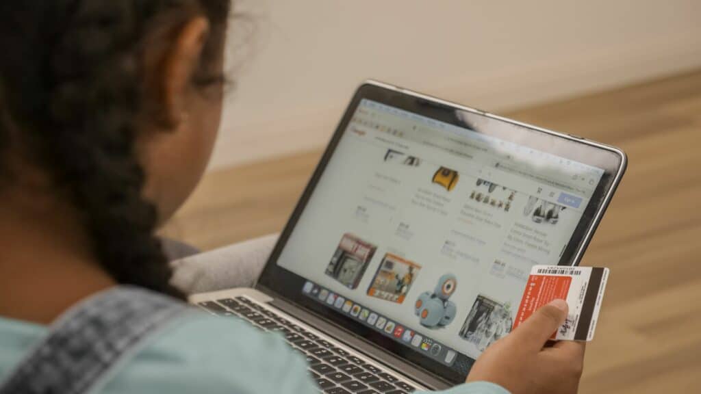 Quanto tempo de tela é demais para seus filhos? Curadoria 38 Heroes: Menina fazendo compras on-line