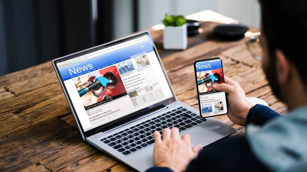 How Much Average Screen Time is Good for Teens? A Curation 37 Heroes: Boy reading online news