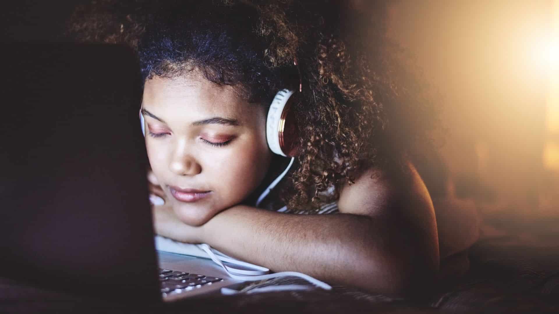 Heroes: Girl using laptop