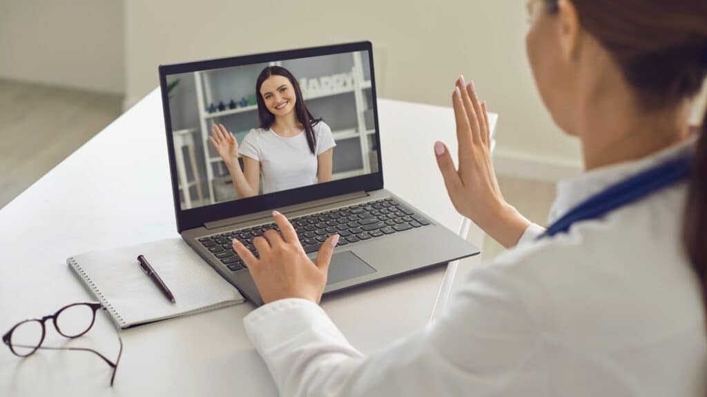 How Much Average Screen Time is Good for Teens? A Curation 40 Heroes: Woman doing video chat