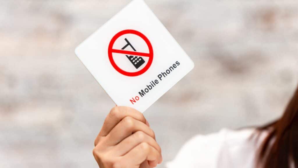 How Much Average Screen Time is Good for Teens? A Curation 52 Heroes: No phones allowed