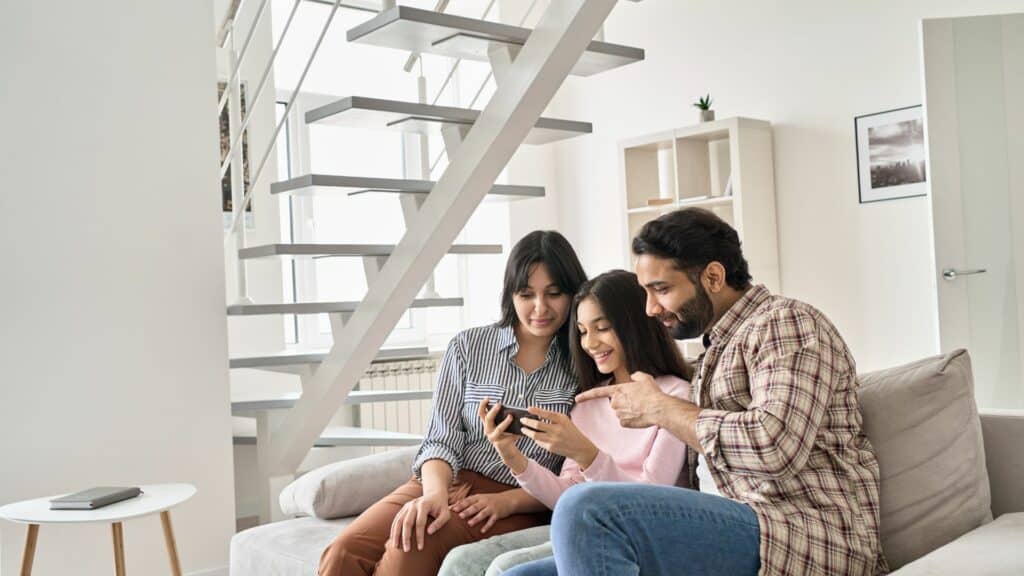 How Much Average Screen Time is Good for Teens? A Curation 51 Heroes: Parents monitoring their daughter's phone activity