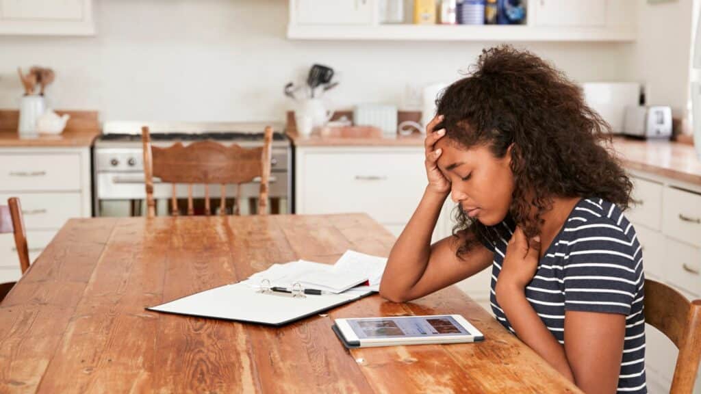 How Much Average Screen Time is Good for Teens? A Curation 47 Heroes: Cyberbullied teenager