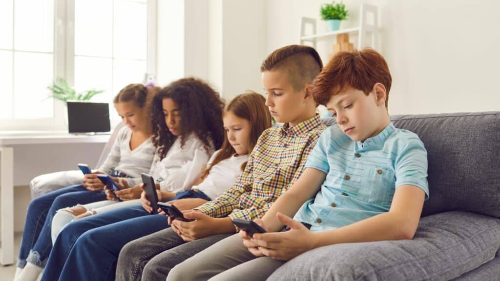How Much Average Screen Time is Good for Teens? A Curation
