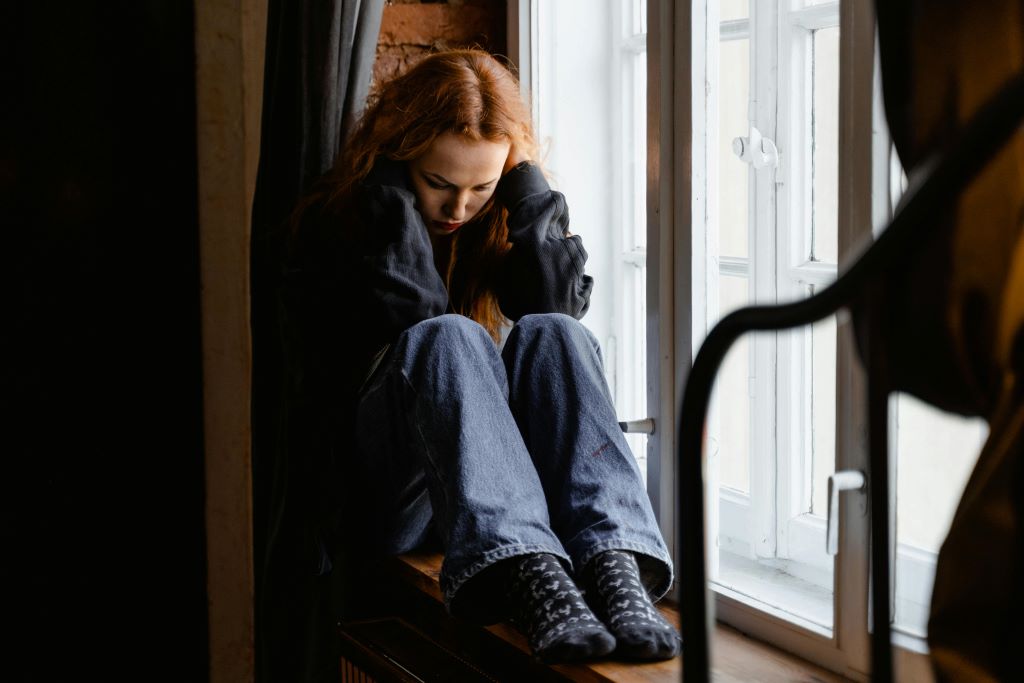 How Much Average Screen Time is Good for Teens? A Curation 45 Heroes: Teenager feeling depressed