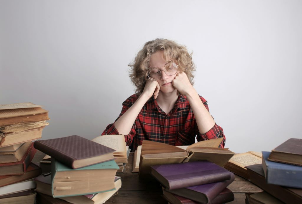 How Much Average Screen Time is Good for Teens? A Curation 48 Heroes: Teenager feeling lazy to study