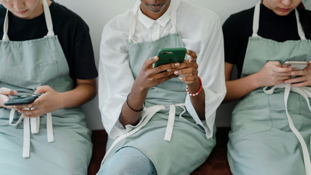 How Much Average Screen Time is Good for Teens? A Curation 46 Heroes: Teenagers busy on their phones without talking